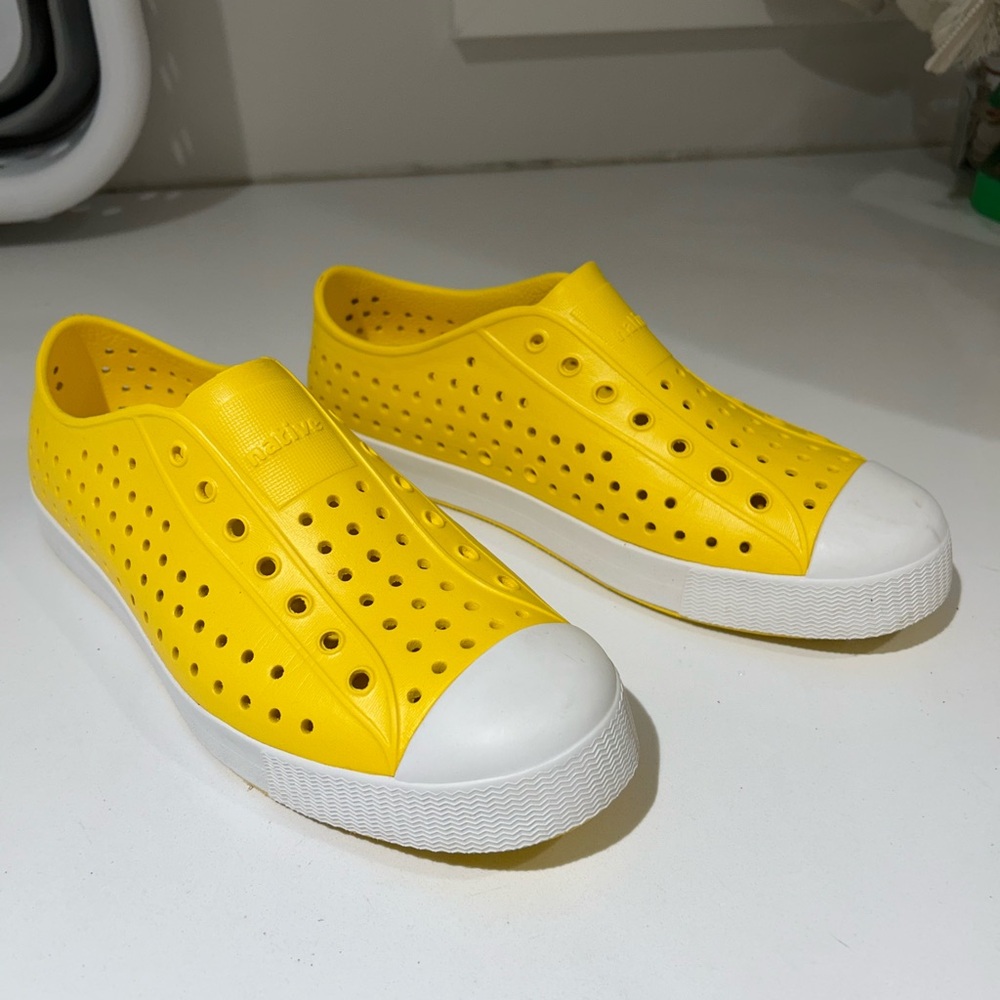 Natives Jefferson style shoe in size J6.